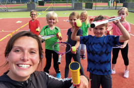 Kinderen en leraar vriendjesmaand Kinderen en leraar vriendjesmaand