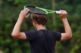 Racket op hoofd