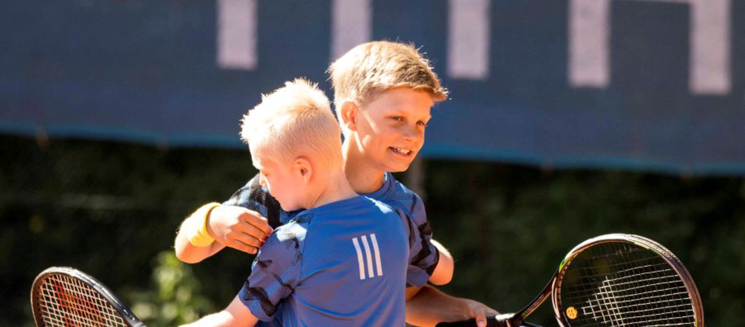 jeugd jongens juichen chestbump