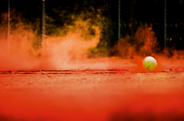 Tennisbal stuiter op gravel
