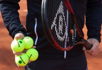 Tennisleraar met racket