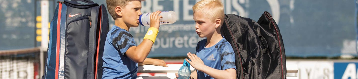 jeugd jongens bespreking op bankje